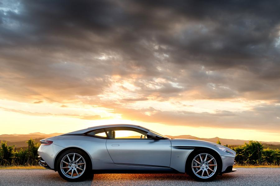  Aston Martin DB11 2016 года  (WW) (фото 12 из 41)
